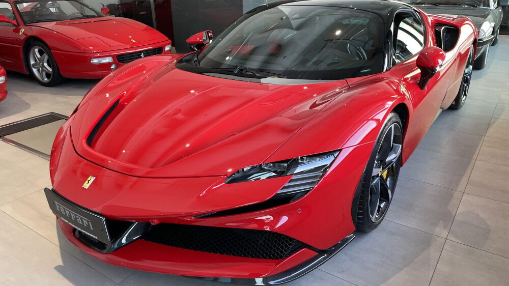 Eestisse telliti Ferrari SF90, mis peaks olema kõige võimsam siia uuena ostetud auto